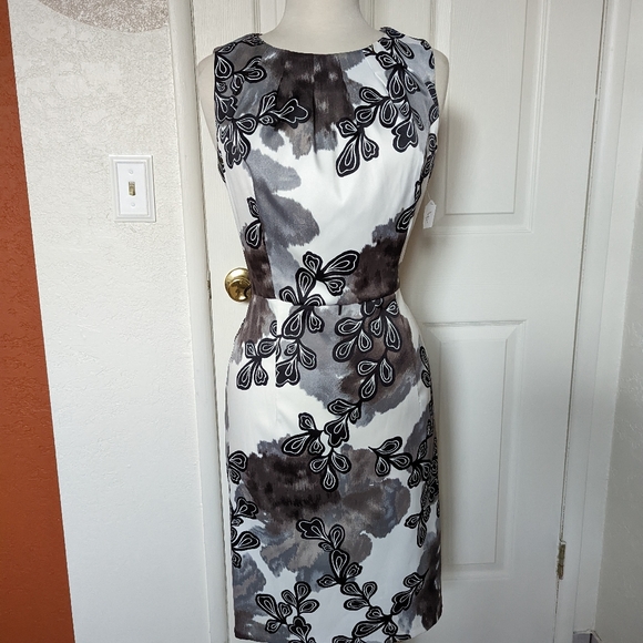 Form Fitting Midi Dress - Picture 5 of 5